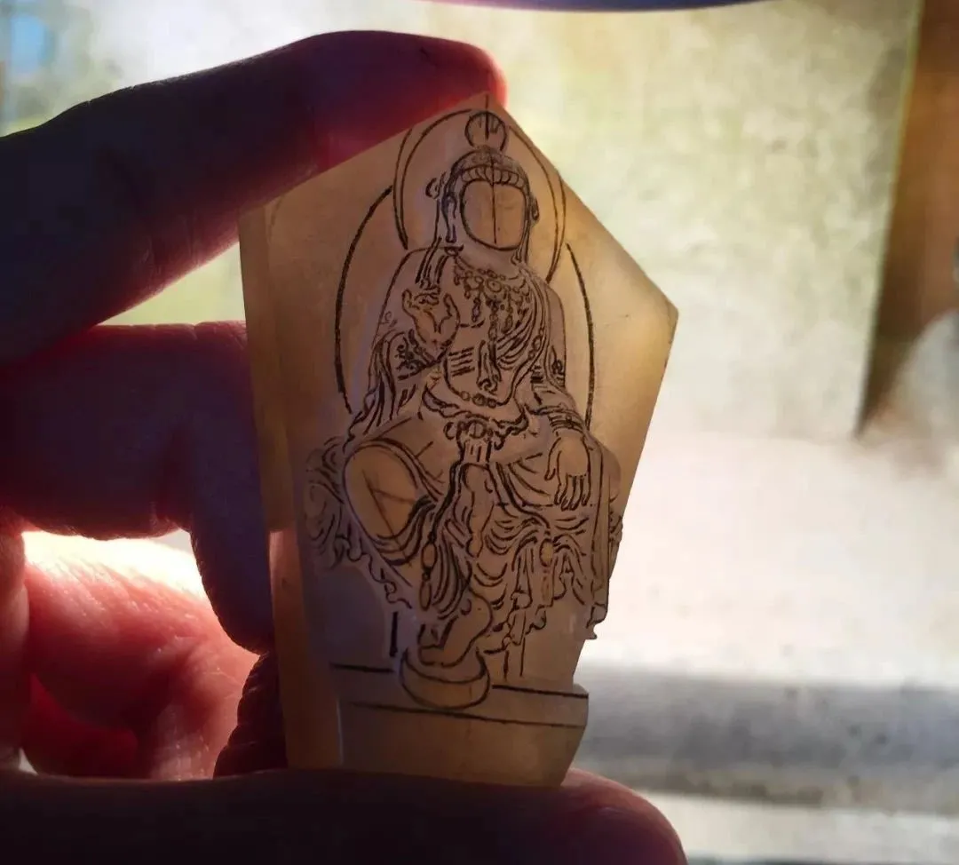 翡翠|罕见的翡翠高冰黄翡片料,料好雕工精湛,难得的收藏极品!