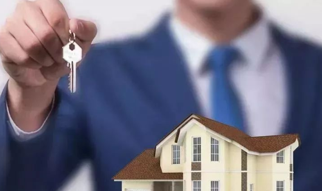 小三 二手房交易过程中，房子过户了贷款没下来，买方强行入住，咋办？