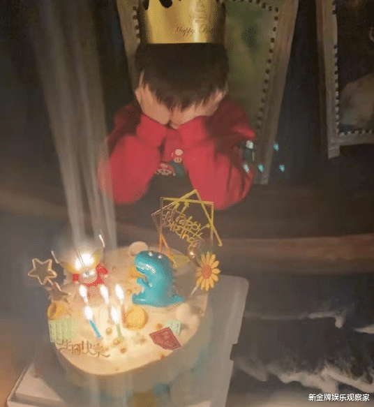 陈晓|陈妍希晒全家福为儿子庆生，奥特曼蛋糕抢镜，陈晓的眼睛又有光了