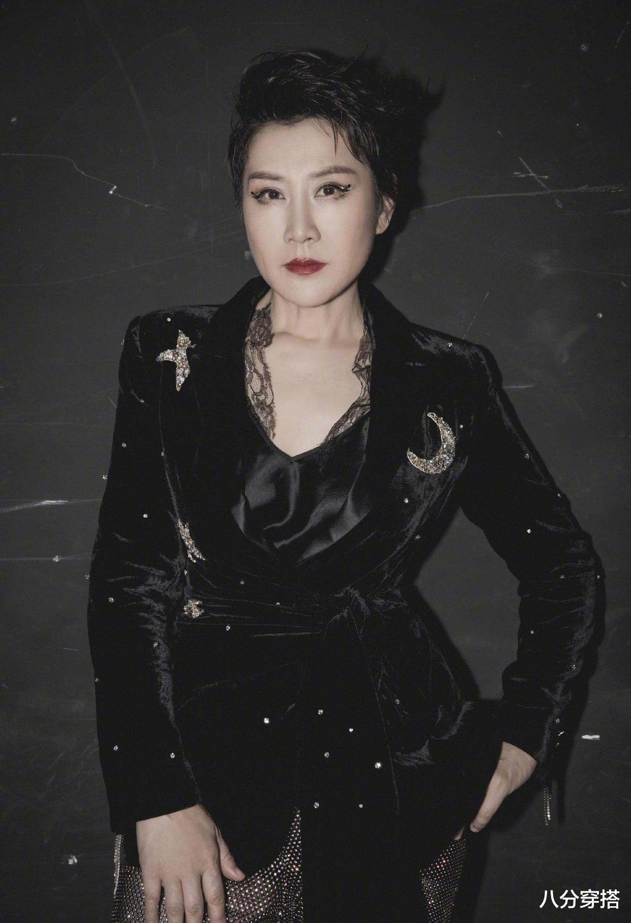 八分穿搭|张凯丽58岁还是那么洋气,黑色印花T恤配皮衣飒爽霸气,潇洒利落