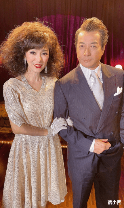 蓓小西 66岁的米雪都要成精了,烫爆炸头穿亮片裙,身材气质远胜同龄人