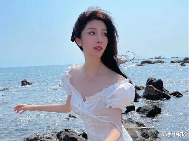 周洁琼|都美竹把吴签送进去后，她走近了王思聪