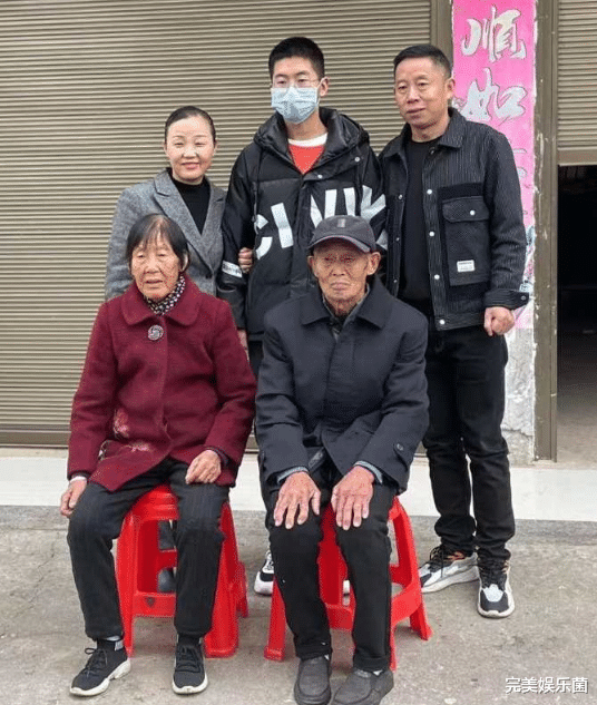 |孙卓化身“保姆”接弟弟放学，孙氏走姿一模一样，网友：基因强大