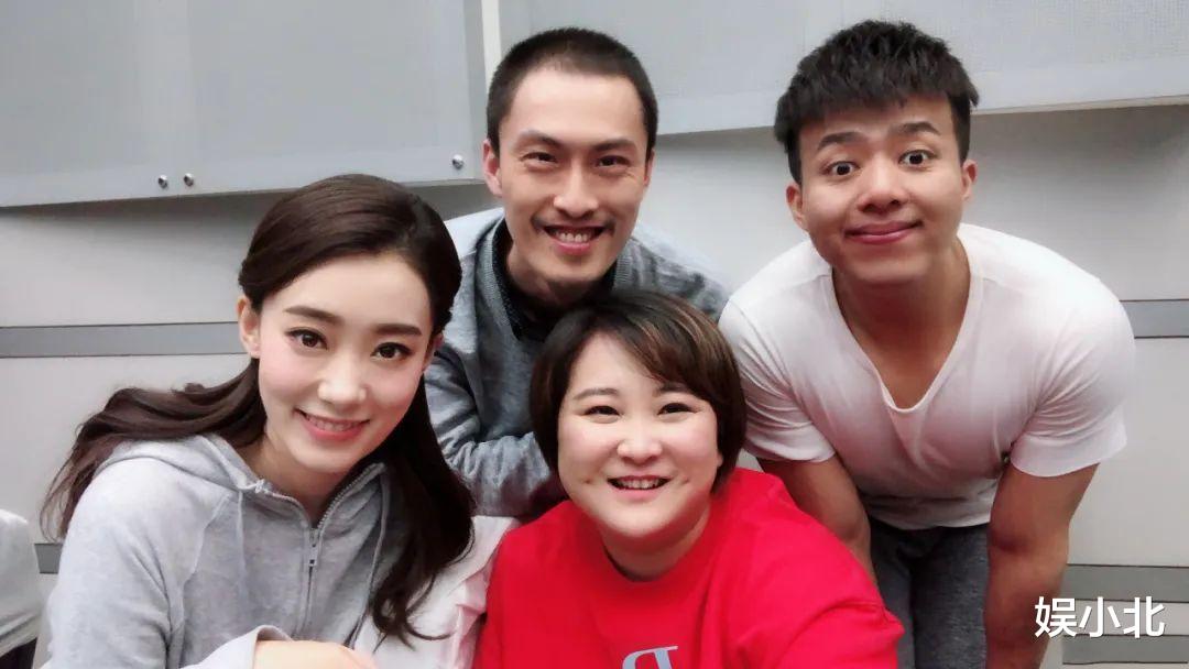 贾玲|贾玲何止“救”了张小斐，她手下的四员大将，哪个没被生活毒打？