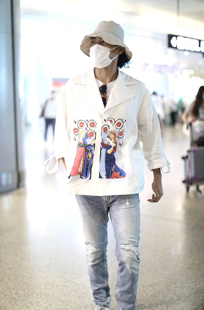 袁弘|袁弘儿子罕见露正脸！穿休闲装被爸爸抱怀里超乖巧，张歆艺太会嫁