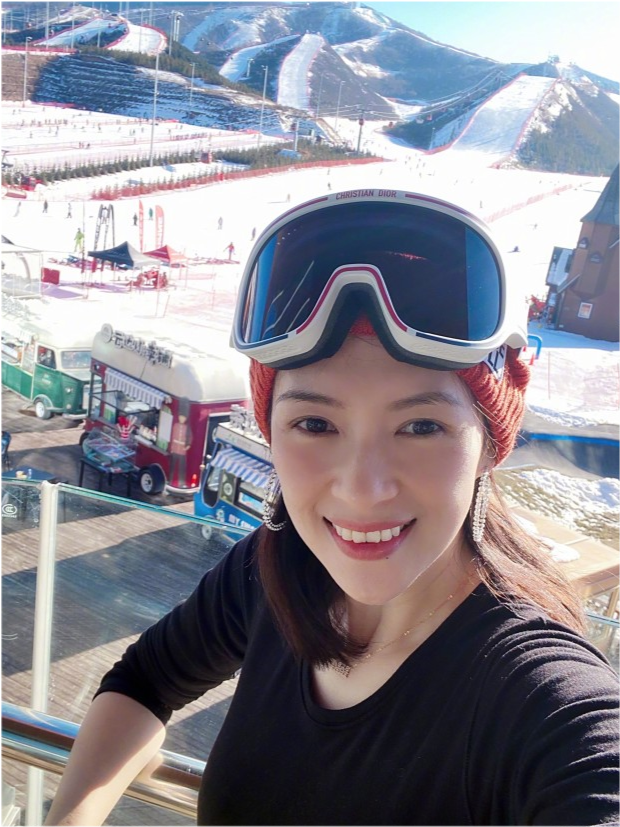演唱会|章子怡带女儿滑雪太惬意！5岁醒宝穿羽绒服自带童星范，气场不输妈妈