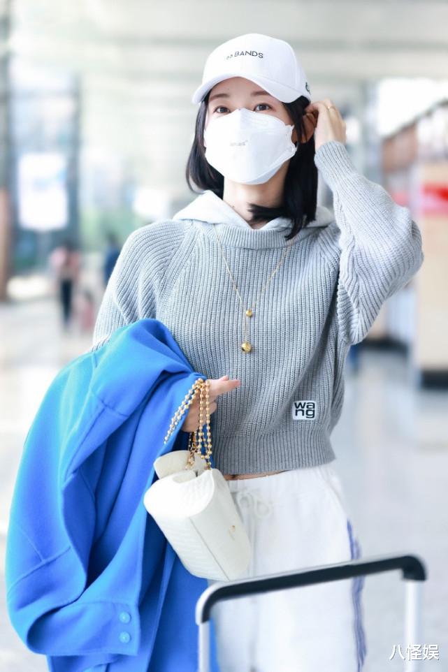 苗苗|苗苗产后复出，拎情侣箱戴婚戒现身机场，将和老公郑恺一起录跑男
