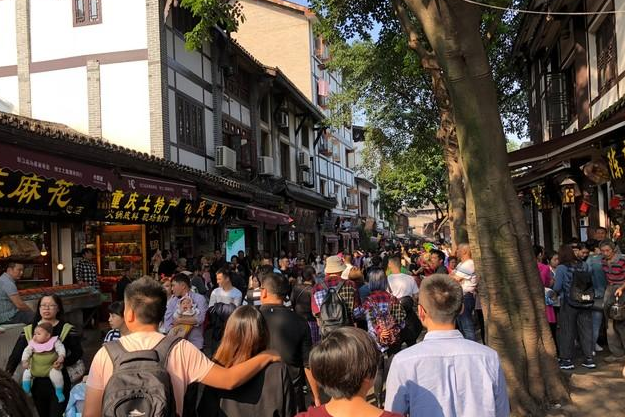 杭州西湖 五一假期人山人海，这些景区彻底堵了，网友：这是看人去的