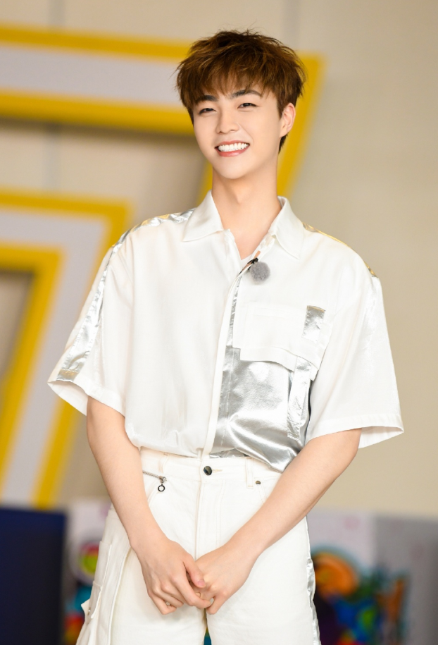 大时尚大观点|陈立农复古单车照释出,印花T恤青春活力,金丝框眼镜文艺范十足