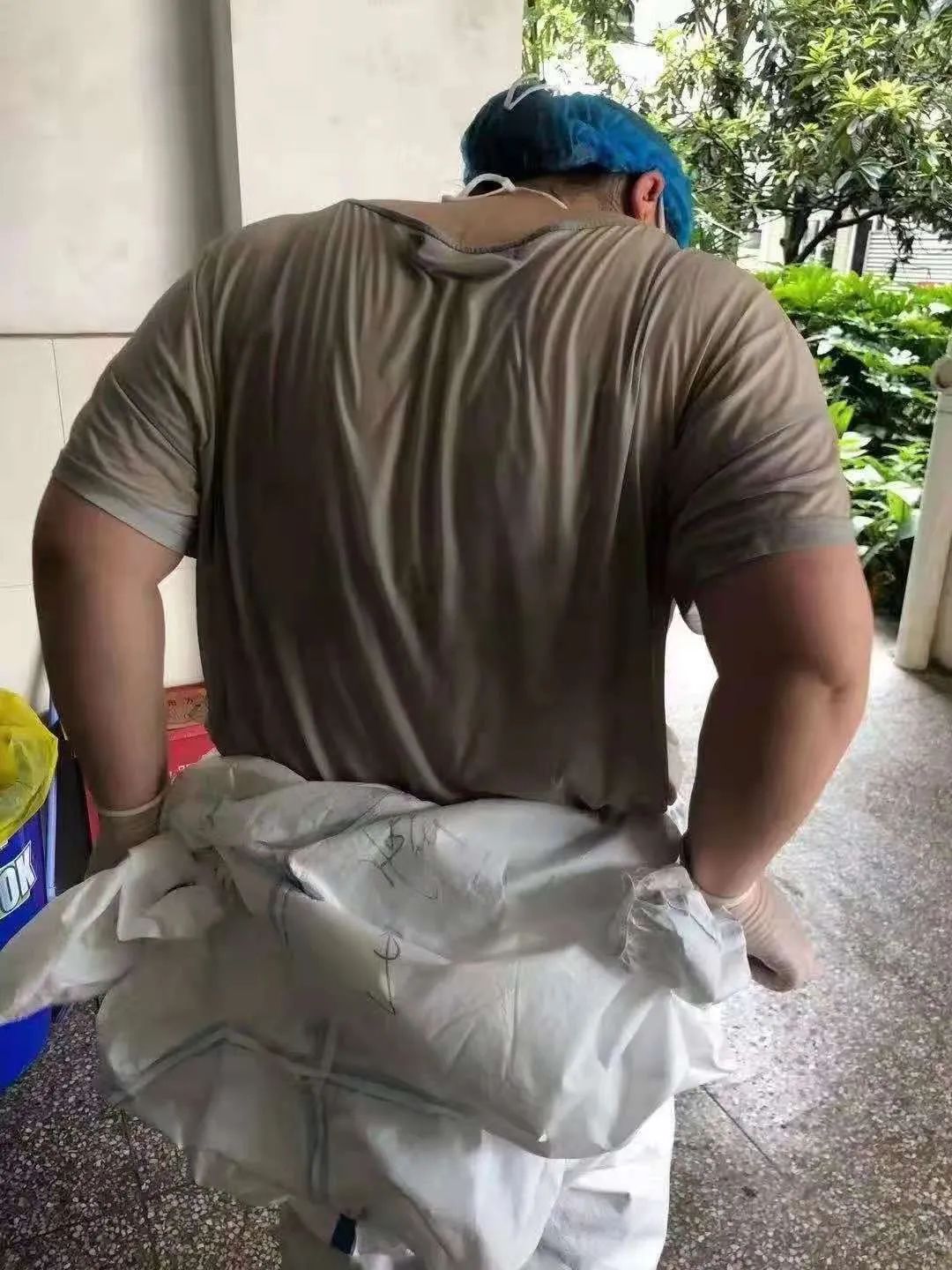 |寻找最让人心疼的背影！