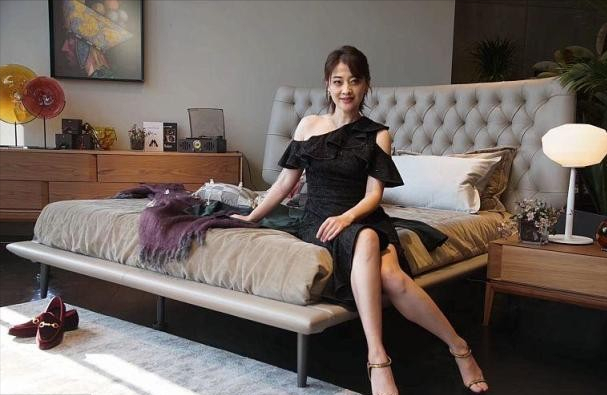 小白爱美搭 75年的梅婷生图还很有风情，一袭黑裙淡然优雅，“天然美人”真美