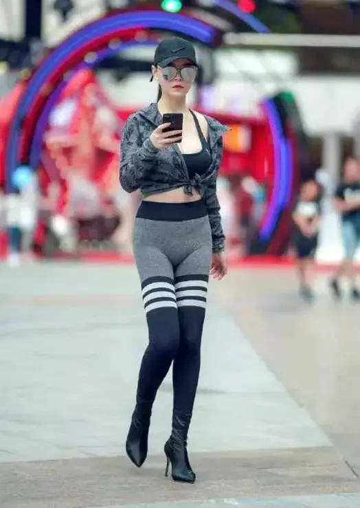 就聊一下|打底裤搭配运动背心，完美绽放女神气质形象，魅力四射