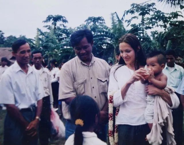 安吉丽娜·朱莉|19年前，美国影星朱莉收养的柬埔寨男孩，可能是偷来的