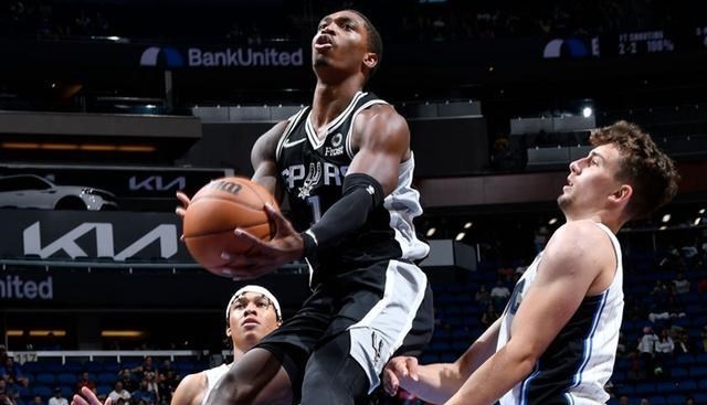 馬刺隊(duì)|瓦塞爾領(lǐng)銜7人得分上雙，珀?duì)柼貭?2分12籃板，馬刺隊(duì)94-71魔術(shù)