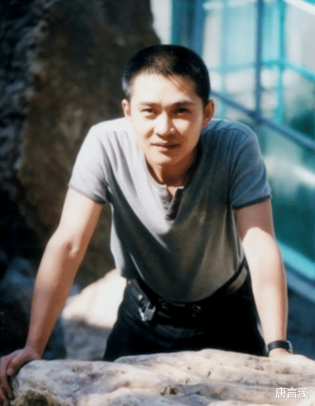 父母爱情|《父母爱情》中的老丁，戏外娶翻版“德华”，20年来把妻子当成宝