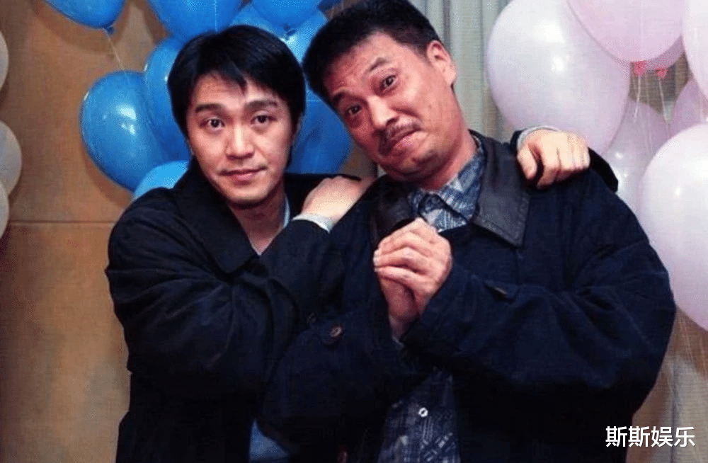 吴孟达|吴孟达离世，现任妻子陷入悲痛，小儿子吴伟仑现身见最后一面