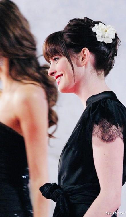 安妮·海瑟薇|安妮·海瑟薇现身纽约街头，防护面罩狂野个性，雪白肌肤白得发光