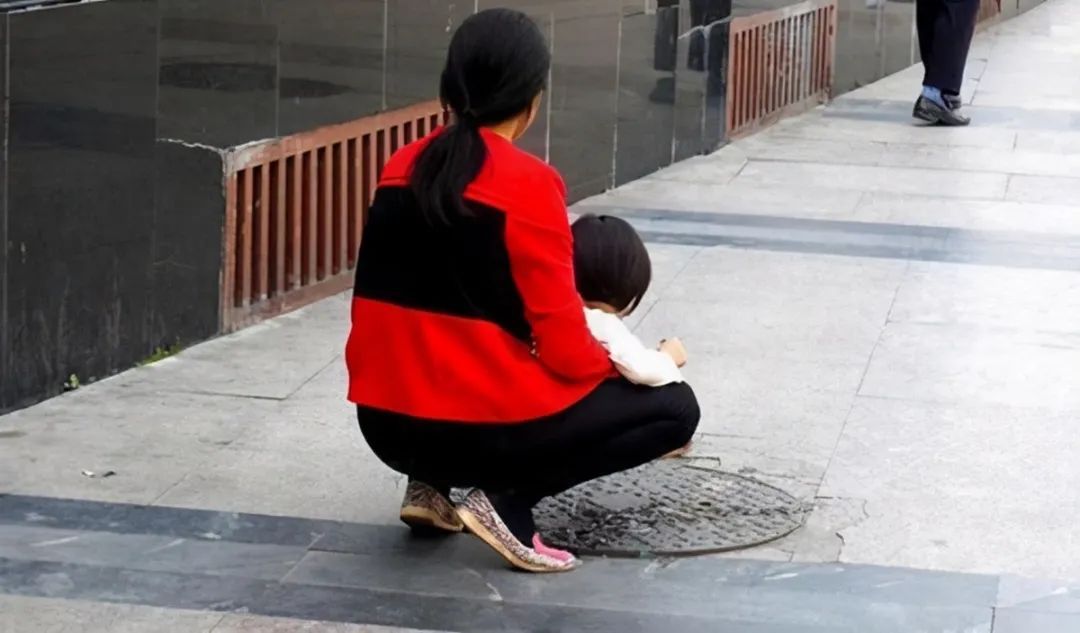 饭饭妈妈育儿|新型把尿正在蔓延，很多父母争相模仿以为对娃好，实则害娃不浅