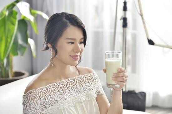 胡杏儿|“最丑港姐”幸福官宣生三胎，神仙爱情的“遮羞布”下：一地鸡毛