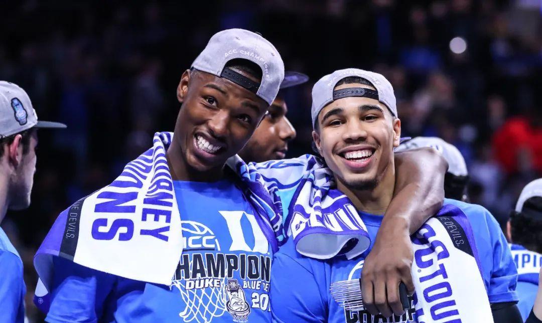 可馨育娃|还能抢救？4次膝盖大伤，无保障合同，他曾是17届最强！