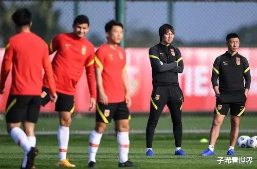 李铁|早上6点! 上海媒体做出争议报道：李铁遭重大打击，球迷吐槽声一片