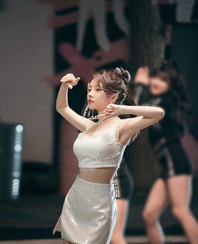 梓琪育儿说|冯提莫事业心真强,新专辑刚发售,新MV《窥》接踵而至,风格大变