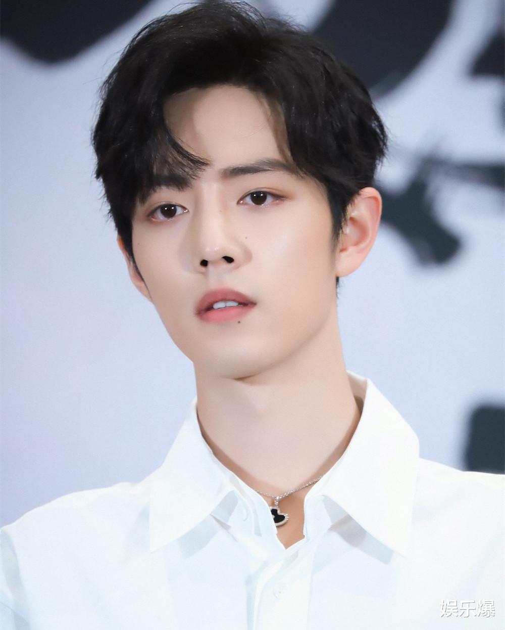 肖战|《玉骨遥》新路透曝光，肖战穿红衣反差大，清冷师父秒变娇弱美人