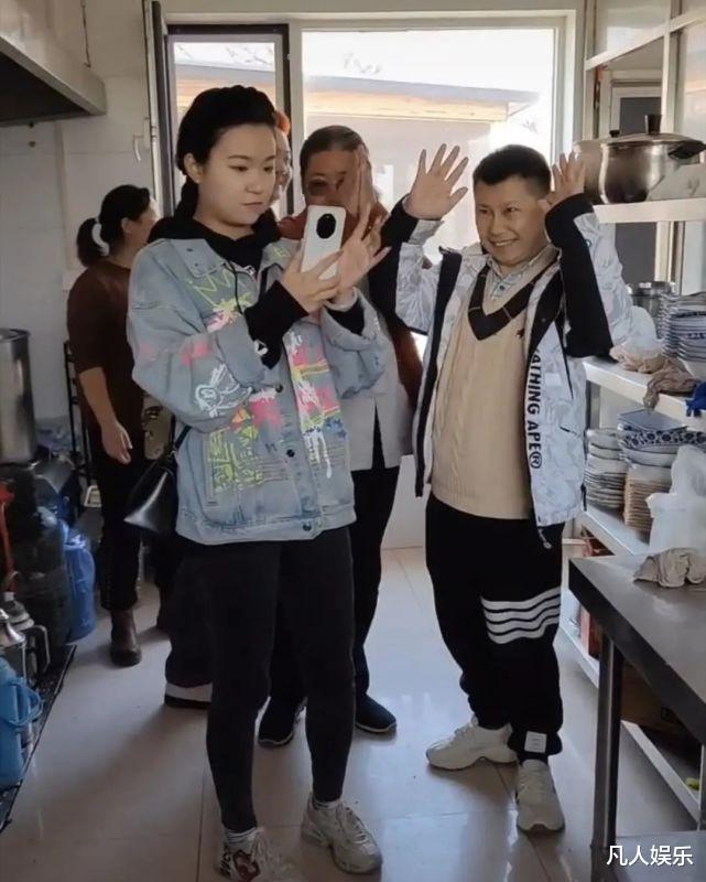 时宜|何错之有？相对何云伟现身遭无视，我更心疼餐厅老板