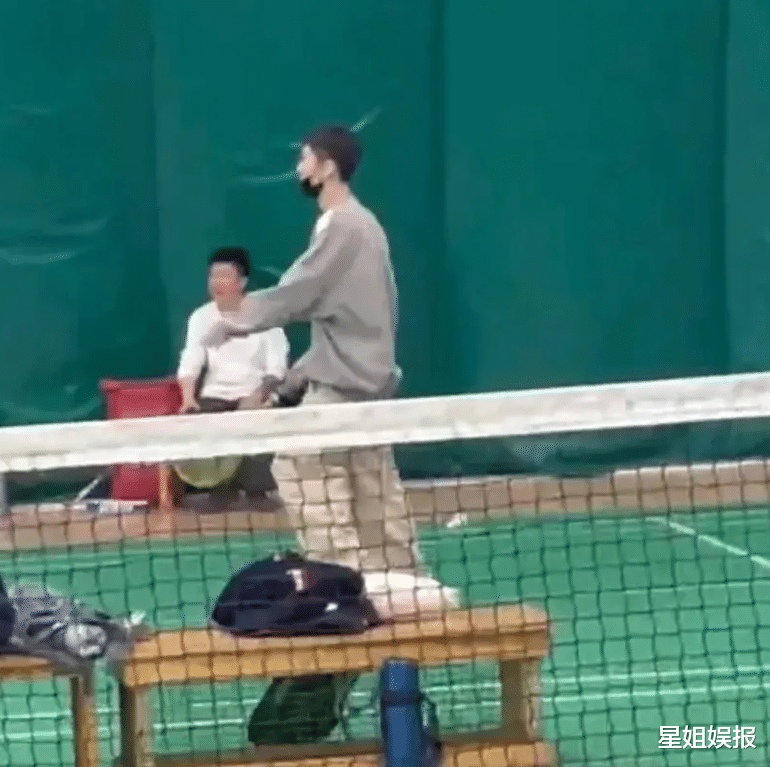 鹿晗|一鹿彤行好甜！关晓彤和鹿晗打羽毛球被偶遇，他俩还发文撒过糖