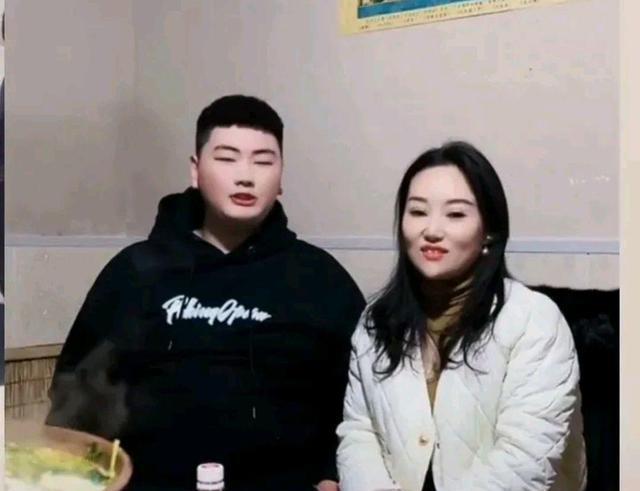 朱之文|大衣哥“干闺女”来了？大衣嫂亲自摘菜下厨，饭桌上热情碰杯