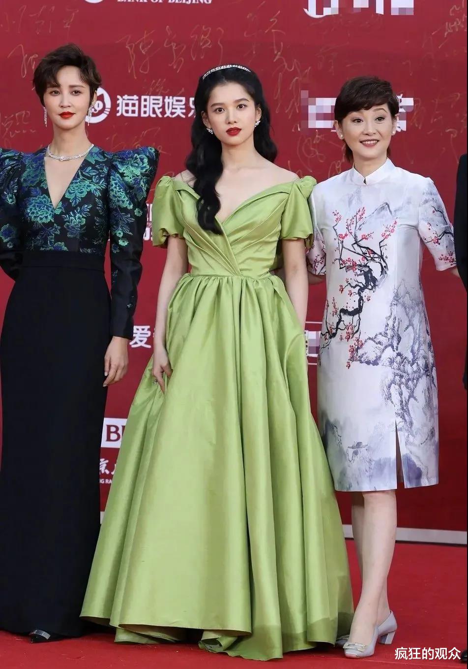 佟丽娅|离婚后的佟丽娅，好像开了挂，网友：红气养人