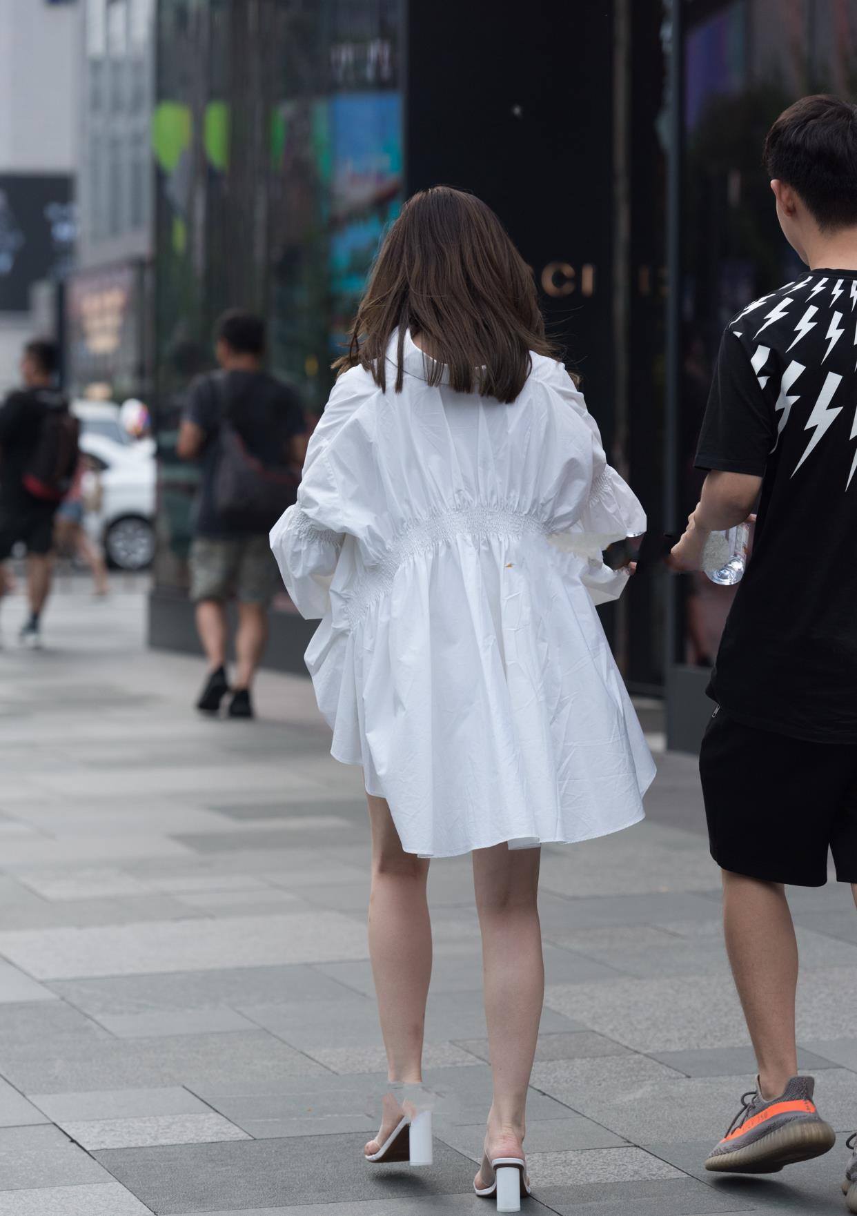 衬衫|白色不规则长款衬衫搭配高跟鞋，职场女性可在日常穿搭的服饰