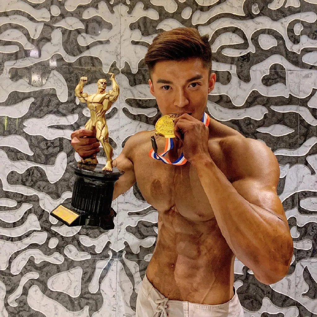 松山芭蕾舞团|酷似林更新的185肌肉私教被抓拍，没想到他的沙滩照更好看