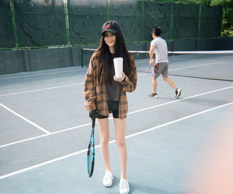 孙芸芸|名媛孙芸芸穿热裤自拍,火辣身材超养眼,状态不输21岁的女儿