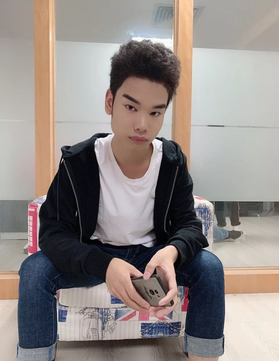 发际线|3年前，一夜爆火的“发际线男孩”小吴，如今怎样了？