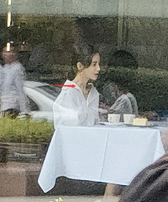 Angelababy|baby拍戏被偶遇，被赞颜值高皮肤白，脖子筋凸显怪异，太瘦了