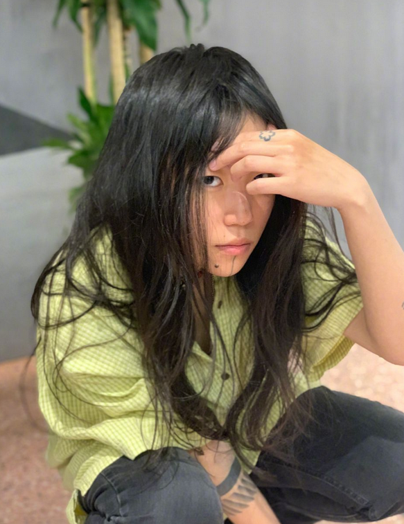 衬衫|窦靖童罕见接长发，穿衬衫解开扣子太随性，长发造型比短发更不羁
