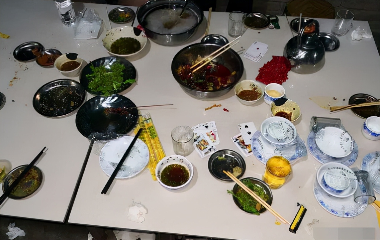 聚餐|河南：一群年轻人聚餐消费不足千元，留下144个空酒瓶，店主懵了