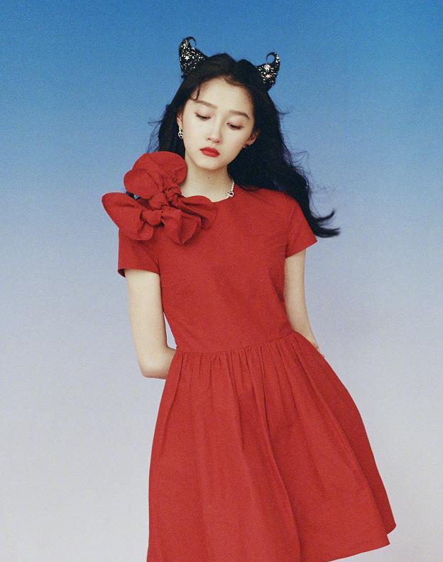 关晓彤|偶遇关晓彤户外穿短袖拍戏，离开了千万修图师，这手腕真实存在？