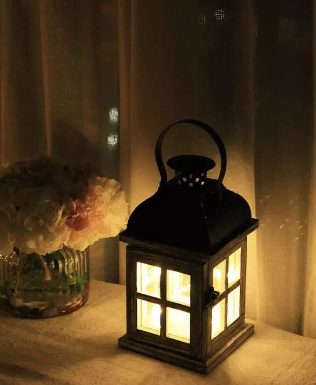 全屋大白墙,造型、吊顶也很少,一进屋却把我迷住