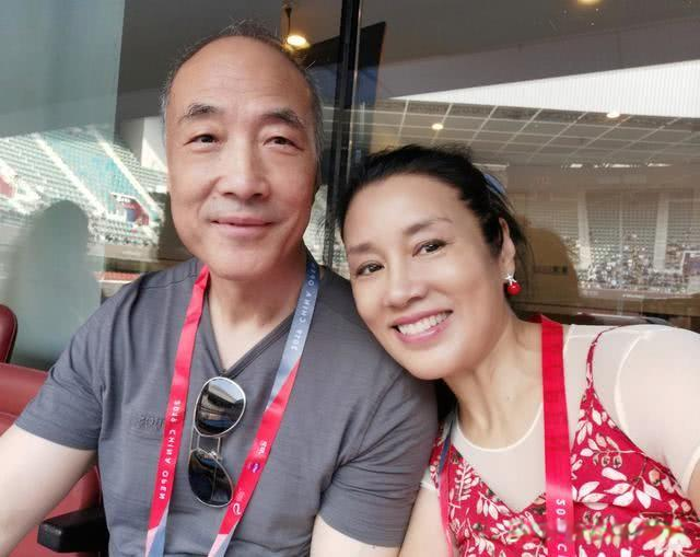 李凤绪|57岁的李凤绪，长发披肩休闲装扮，与老公结婚多年无绯闻，是真爱