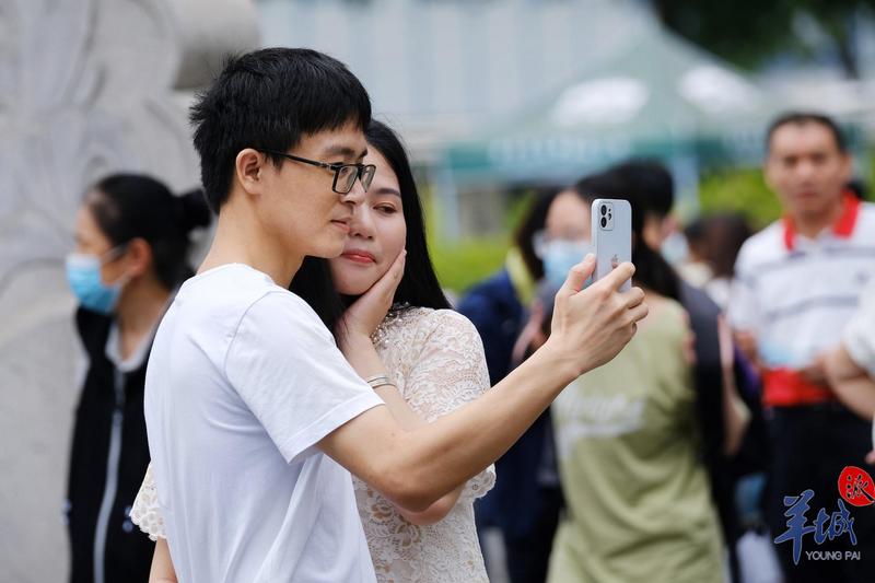 羊城派 ?立夏·街拍丨明亮如夏的笑容，是奖给广州的“小红花”