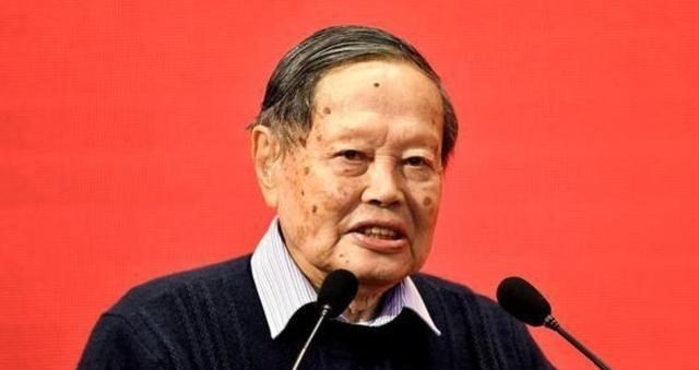 科学家 杨振宁有多伟大？看到清华为他开出的年薪，你就知道了
