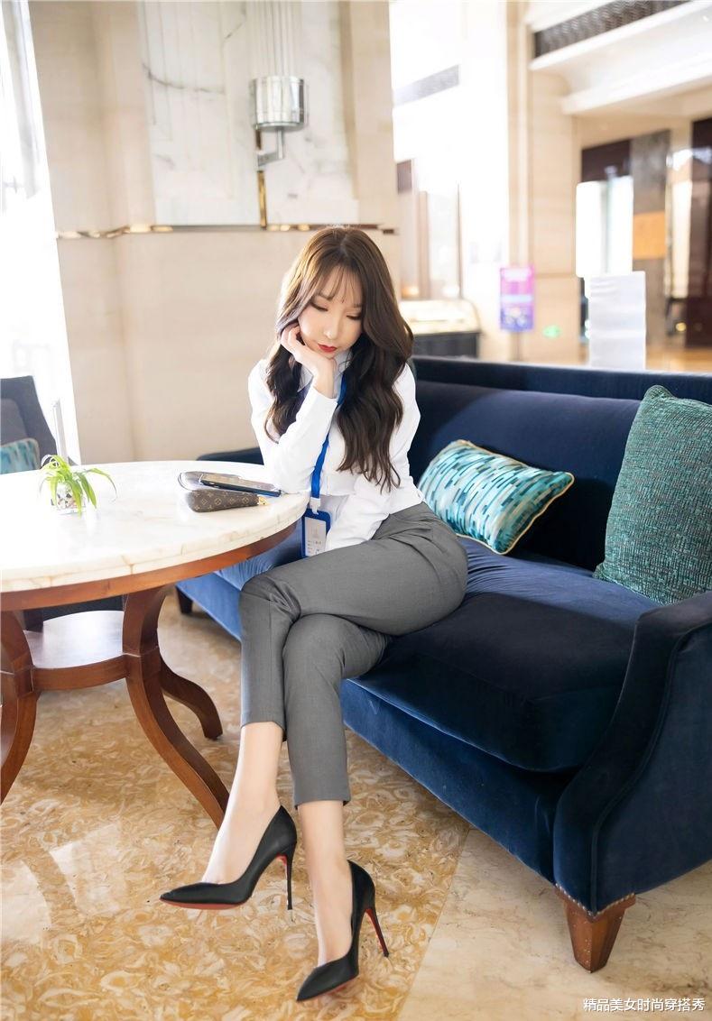 |长发美女穿白色衬衫九分裤搭配黑色高跟鞋时尚又干练，气质十足