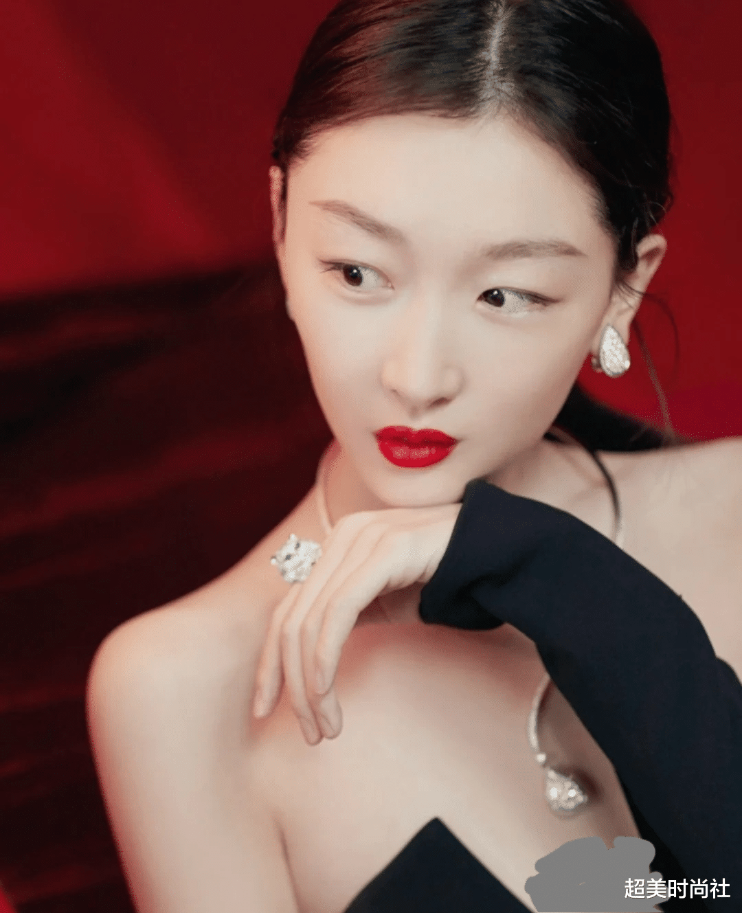 周冬雨|周冬雨亮相宝诗龙品牌活动现场！黑裙造型超惊艳，小猫戒指太吸睛