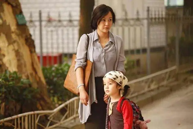 歪妈亲子故事|宝妈撑伞抱娃买菜难兼顾，“丧偶式婚姻”让其委屈大哭：日子太苦