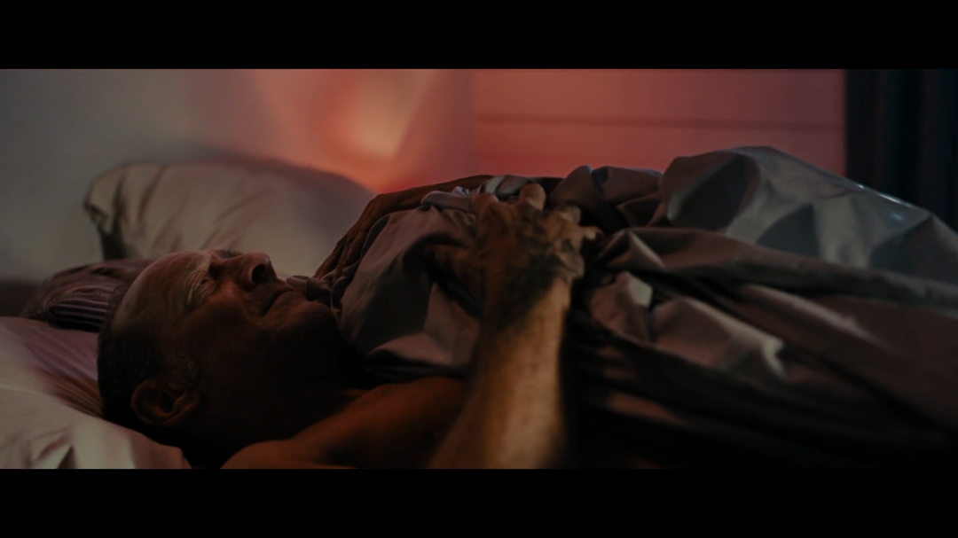 电影|年度第一R级猛片？不，年度第一奇片