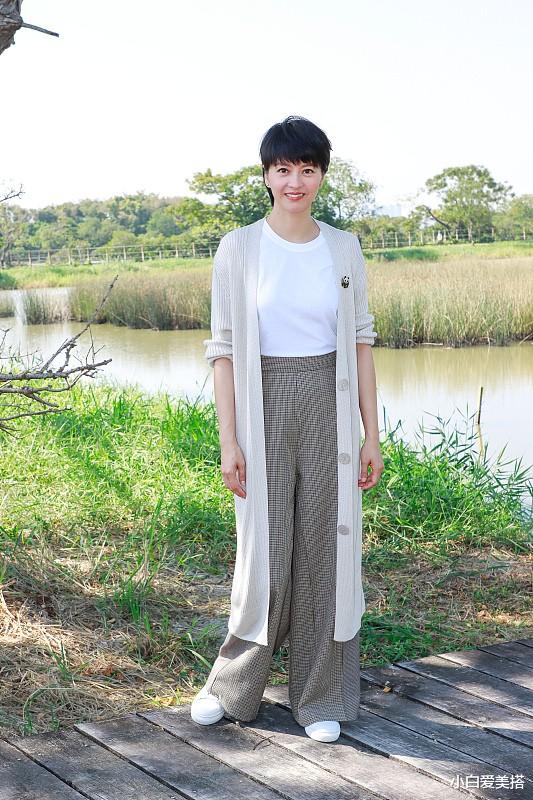 小白爱美搭|梁咏琪随拍“田园游客照”，穿格子裤好显腿长，暖秋氛围感拉满