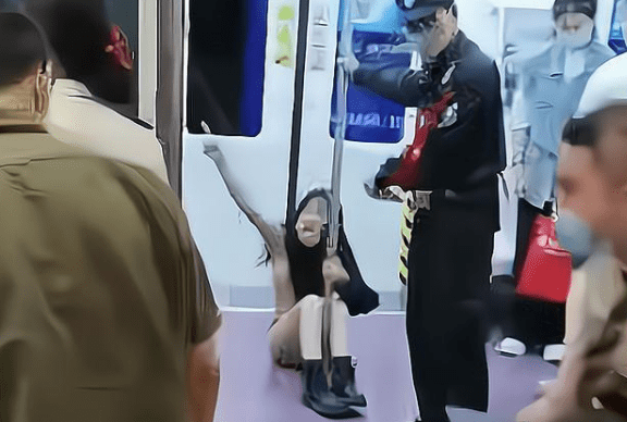 不会开车的麻辣司机|西安地铁拖拽女乘客，刚毕业的上班族VS地铁保安的背后，是弱者和底层的不幸