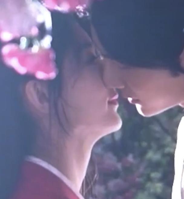 赵丽颖|王一博赵丽颖片场拍吻戏，镜头放大10倍，看清两人唇部动作：懵了